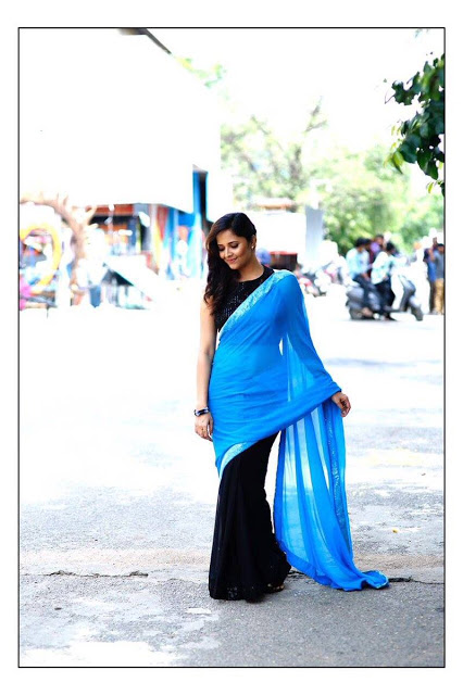 Hot TV Actress Anasuya Bharadwaj Long Hair pics In Blue Saree 9